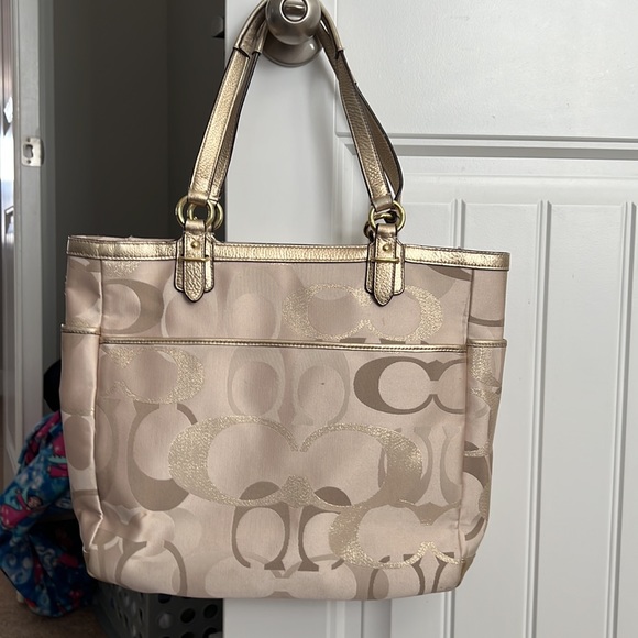 Used Coach Good Metallic Purse No. C1261-F19675. - Picture 3 of 16